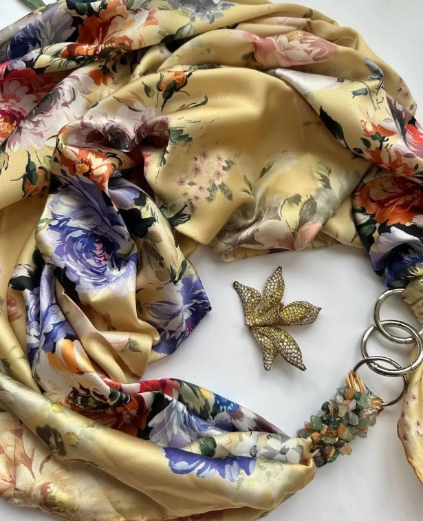 Картинка Дизайнерська шовкова хустка My Scarf "Золотий сад" 90 на 90 см